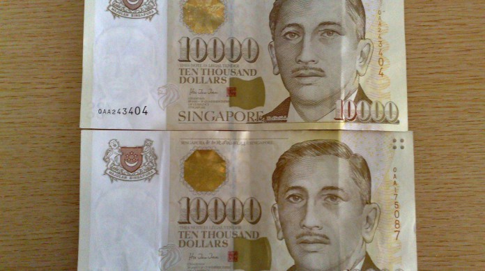 A nota mais valiosa do mundo, a cédula de 10 mil dólares de Singapura, uma cidade-Estado asiática A nota mais valiosa do mundo, a cédula de 10 mil dólares de Singapura, uma cidade-Estado asiática