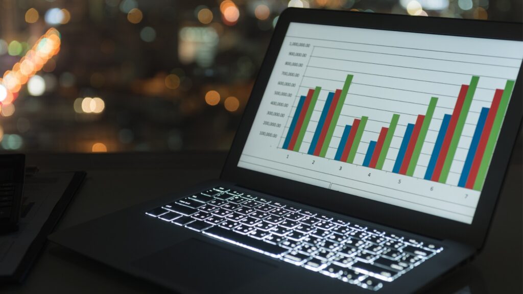 Um computador com gráfico para fazer o rebalanceamento da carteira