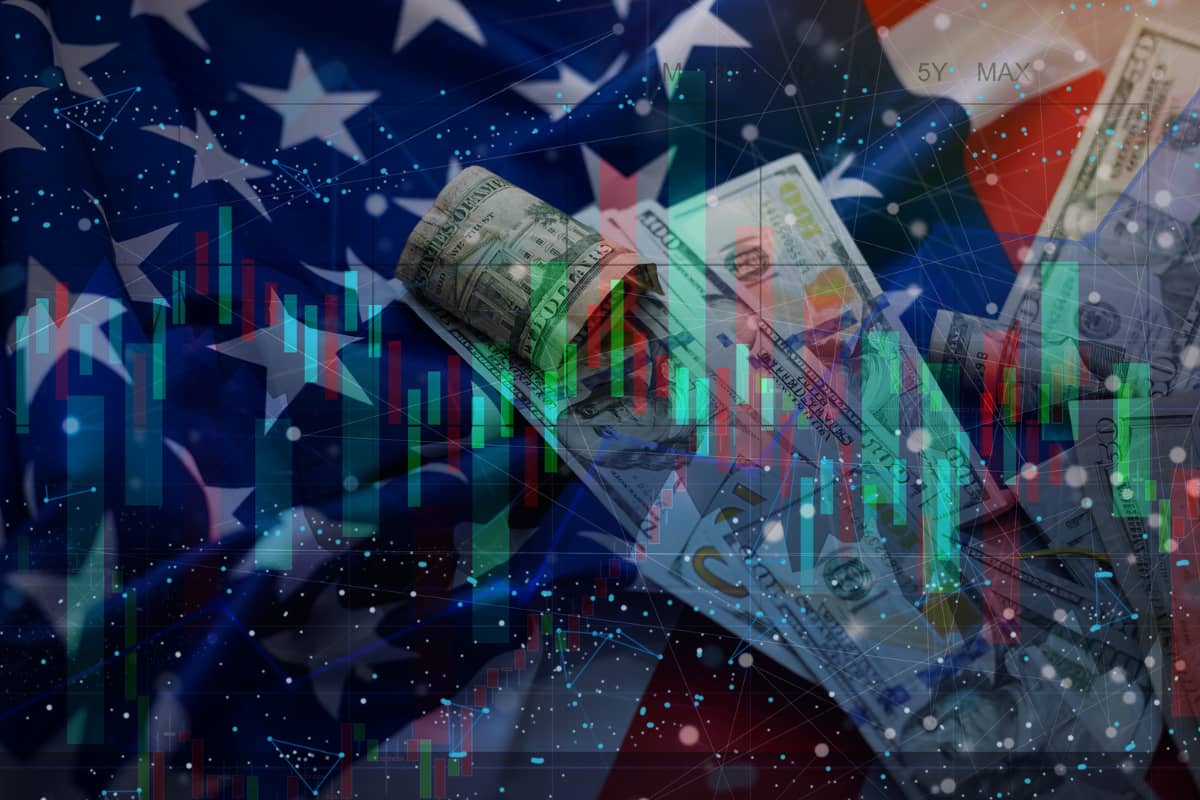 Gráfico financeiro sobreposto a dólares e bandeira dos EUA, ilustrando como investir no exterior morando no Brasil.