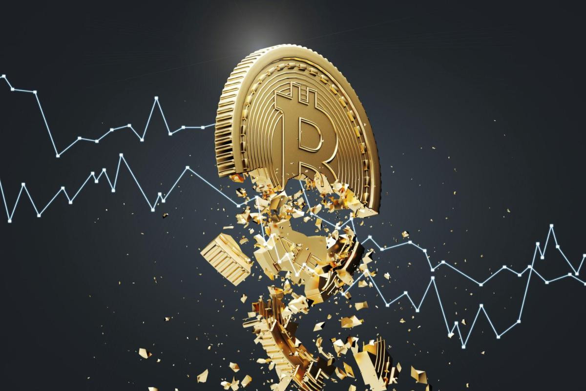 Moeda de bitcoin se despedaçando com gráfico ao fundo, simbolizando a queda em criptomoedas ou ações no mercado financeiro.