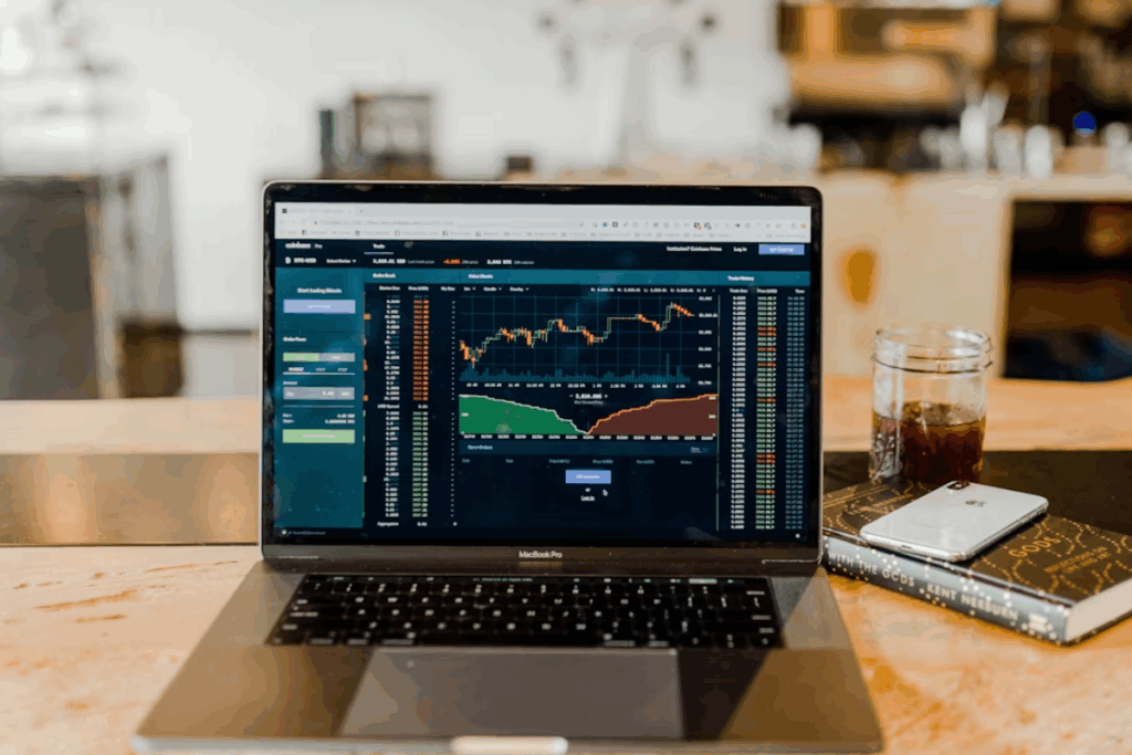 Gráfico digital com dados do mercado de ações exibidos em uma tela de computador, simbolizando análise de investimentos e oscilações do mercado.