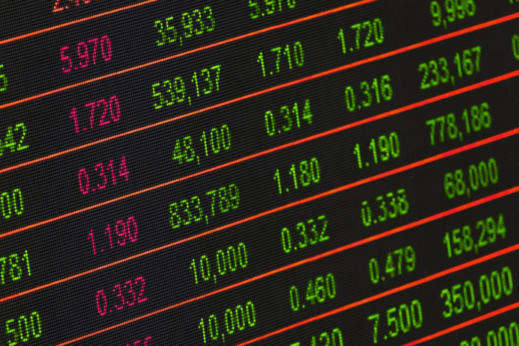 Imagem de uma tela de negociação financeira com gráficos de ações e indicadores, representando o ambiente da bolsa de valores e análise de mercado.