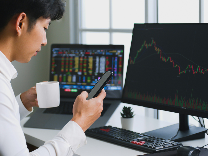 imagem mostra um ambiente de trabalho de alta tecnologia, indicando a execução e análise técnica dos investimentos.