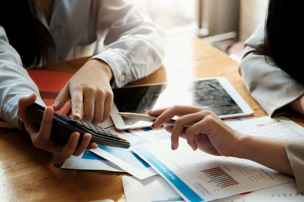 Esta imagem foca em uma interação profissional e de negócios, sugerindo a fase de cálculo, análise e tomada de decisão.