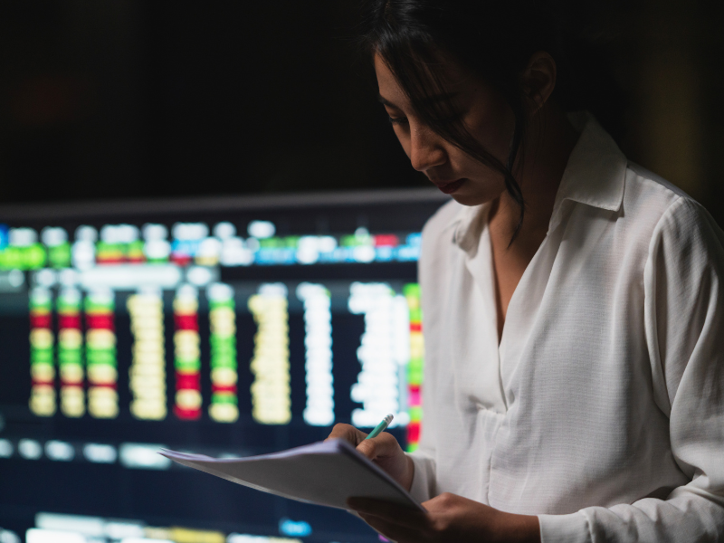 Investidora observando os números da bolsa de valores