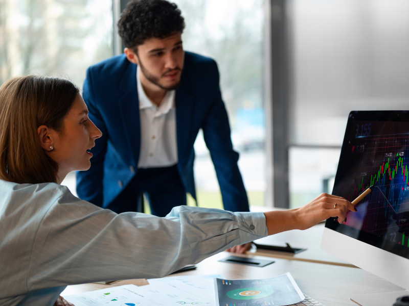 Investidores analisando os números