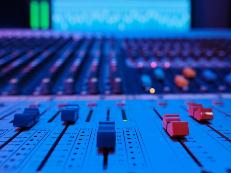 Imagem retrata uma mesa de som profissional