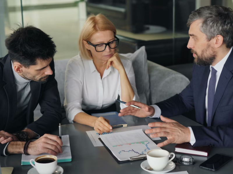 Grupo de pessoas discutindo o boom dos ativos culturais, avaliando possibilidades na plataforma da Hurst Capital. 