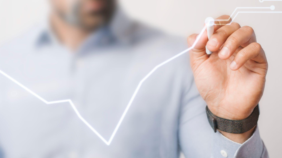 A imagem apresenta um close-up de um homem segurando uma caneta digital,